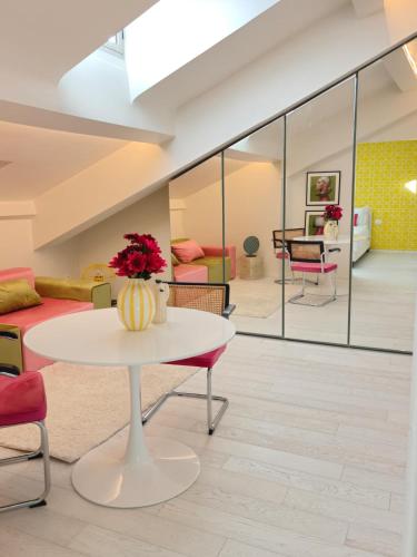 Apartment in Milan Center Duomo, Designed, AC, Wi-Fi, Metro