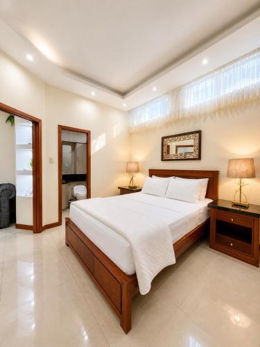 a bedroom with a large bed and two night stands at Suite Ejecutiva en Machala Zona Unioro in Machala