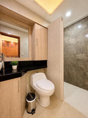 a bathroom with a toilet and a sink at Suite Ejecutiva en Machala Zona Unioro in Machala