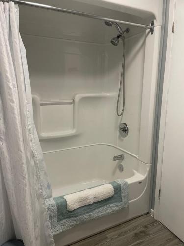 a white bath tub with a shower curtain and a towel at Condo DidiPier in La Tuque