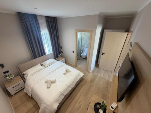 クルヤにあるFly Roomsのベッドの上にタオルが2枚置かれた寝室