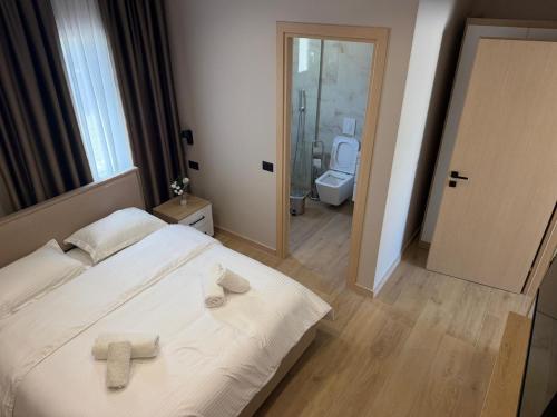 クルヤにあるFly Roomsのベッドの上にタオルが2枚置かれた寝室