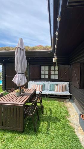 Encantadora moradia T1, com piscina e vista mar a 500m da praia