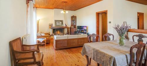 Peach Pine House - Escape Near City, Beach and Athens Airport