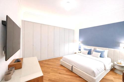 a bedroom with a white bed and a sink at Sorrento Downtown in Sorrento