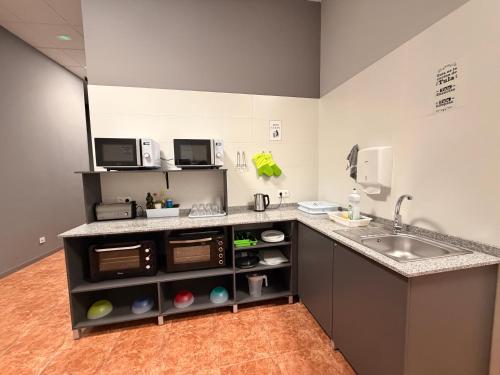 a kitchen with a sink and a counter top at Albergue Argemira - Grupo Arcanos in Caldas de Reis