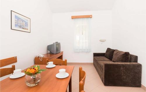 2 Bedroom Lovely Apartment In Umag
