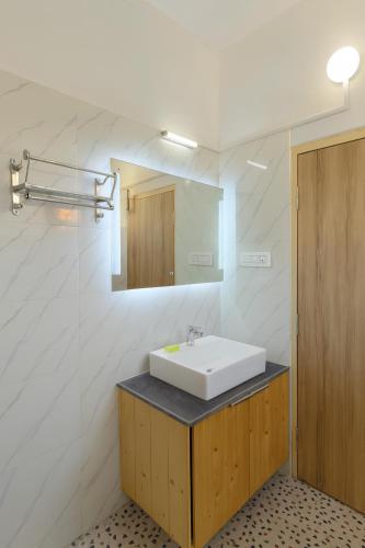 a bathroom with a sink and a mirror at Sixtofifty Stays in Dharmsāla