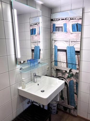 ein Badezimmer mit Waschbecken und Spiegel in der Unterkunft Ochsen Hardheim in Hardheim