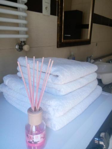 a bunch of towels in a bathroom with some sticks at TG Krakowska Kamienica in Tarnowskie Góry
