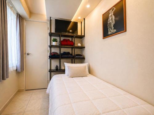 a small room with a bed in a room at Habitación individual con baño privado a 3 Min del Estadio Azteca-Banorte y muy cerca de zona de hospitales in Mexico City