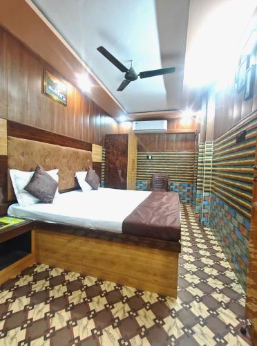 a bedroom with a large bed and a ceiling fan at PARADISE VILLA Near Prem Mandir in Vrindāvan