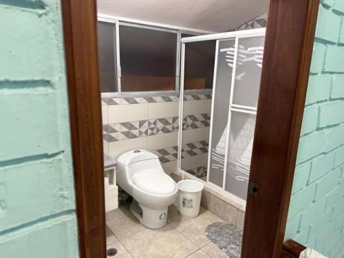 a small bathroom with a toilet in a room at Casa en Tonsupa in Tonsupa