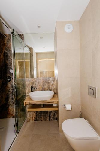 ein Badezimmer mit Toilette und Waschbecken in der Unterkunft Morze Słońca in Łukęcin