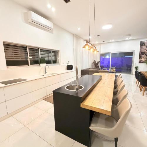 a kitchen with a sink and a counter at Geron's וילת אירוח in Bet Sheʼan