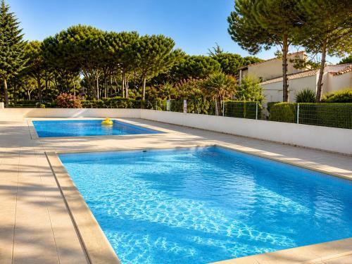 5 personnes piscine pinède et mer