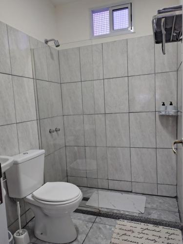 a bathroom with a toilet and a shower at Moderno Estudio PB - Entrada Autónoma, Equipado y Cerca de Todo in Mendoza