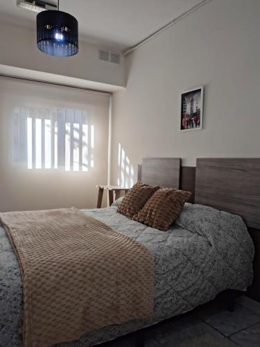 a bedroom with a large bed in a room at Moderno Estudio PB - Entrada Autónoma, Equipado y Cerca de Todo in Mendoza