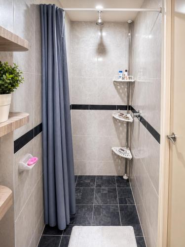 a bathroom with a shower with a shower curtain at Habitación individual con baño privado a 3 Min del Estadio Azteca-Banorte y muy cerca de zona de hospitales in Mexico City