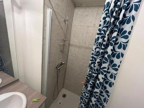 a bathroom with a shower with a shower curtain at Kougou Ruz in Audierne