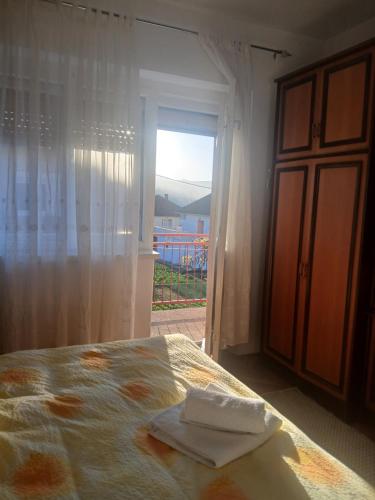 a bedroom with a bed and a window with a view at Stan Uljarević in Zlatište