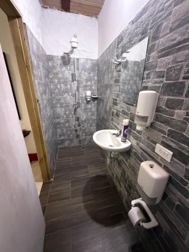 a bathroom with a sink and a toilet and a mirror at Paisa Territory Lodge in Jardin