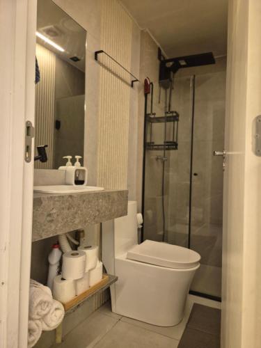 a bathroom with a toilet and a sink and a shower at APTO 42M l 7 km Alphaville in Osasco