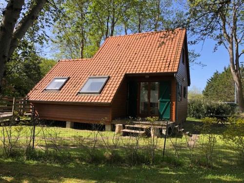 a small house with a red roof at Chalet confortable à Berck-sur-Mer in Berck-sur-Mer