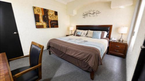 a bedroom with a bed and a desk and a chair at San Carlos de Reynosa in Reynosa