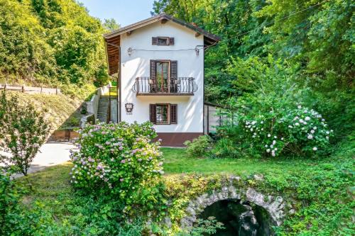 House By The Stream - Happy Rentals
