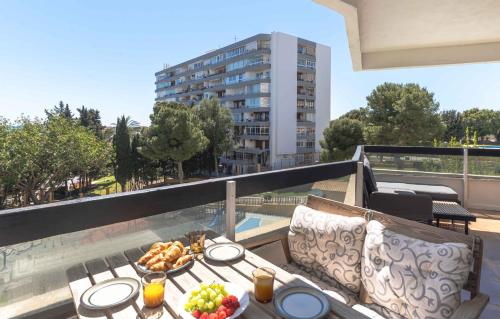 Perfect location! Walk a few minutes to restaurants, lovely beach, town, train and bus