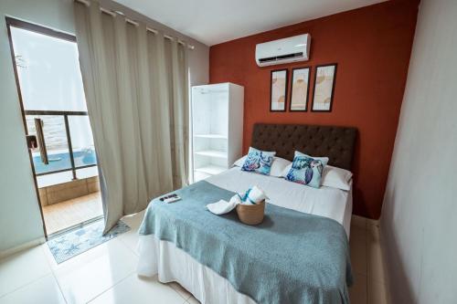 a bedroom with a bed with a blue blanket at Casa em Jacumã com Piscina, 5 Suítes e Fliperama in Conde