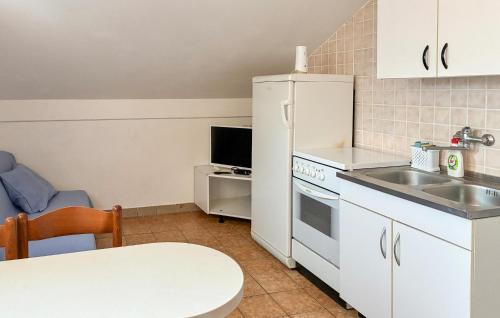 Beautiful Apartment In Rab With Wifi