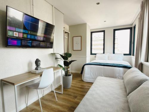 a living room with a bed and a couch at Apê Av Paulista Haddock Lobo in São Paulo