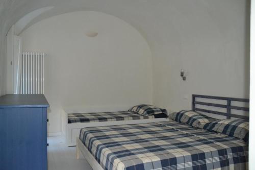 フィナーレ・リーグレにあるTerra Azzurraの青いキャビネット付きのベッドルーム内のベッド2台