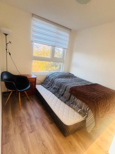 a bedroom with a bed and a desk and a window at Papudo laguna in Papudo
