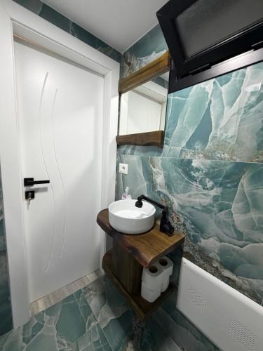 a bathroom with a sink and a mirror at Happy Stayy in Patza-Kuqani