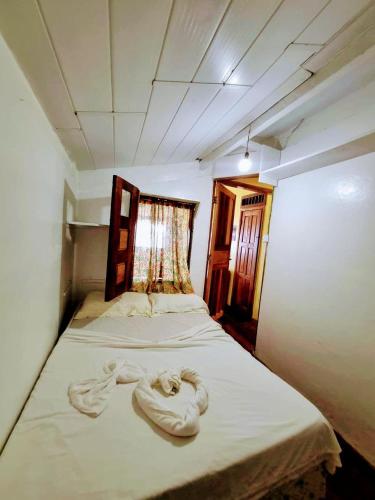 a bed in a room with two towels on it at MistiHouse Surf & Amor con vista al mar a 50 mts de la playa in Itacaré