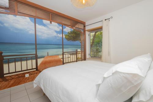 a bedroom with a bed and a view of the ocean at Cantinho Lusitano in Portimão