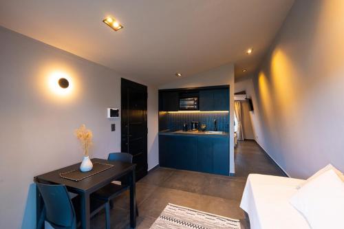 a living room with a table and a kitchen at La Cautiva in Lozano