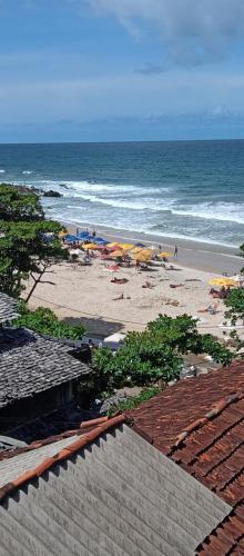 a beach with umbrellas and people on the beach at MistiHouse Surf & Amor con vista al mar a 50 mts de la playa in Itacaré