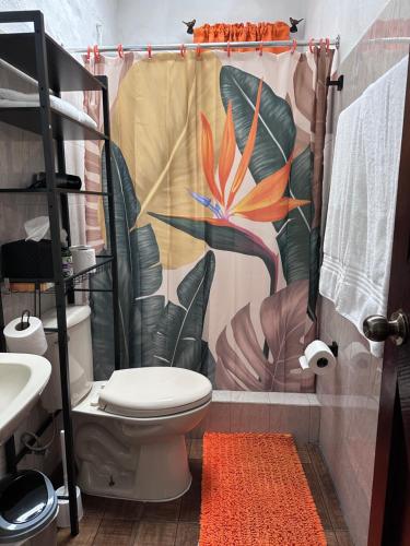 a bathroom with a shower curtain with a flower on it at Don Lioni in El Valle de Antón