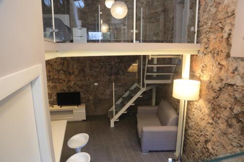 カターニアにあるA Casa di Ludo - Apartments & Short Letsのロフトベッド1台(ソファ、デスク付)が備わる客室です。