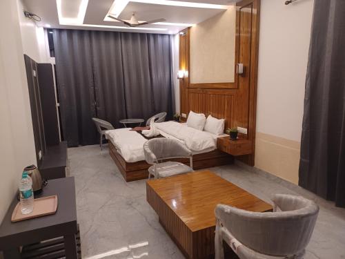 a bedroom with a bed and a table and chairs at Pahadi Basera Kasauli in Kasauli