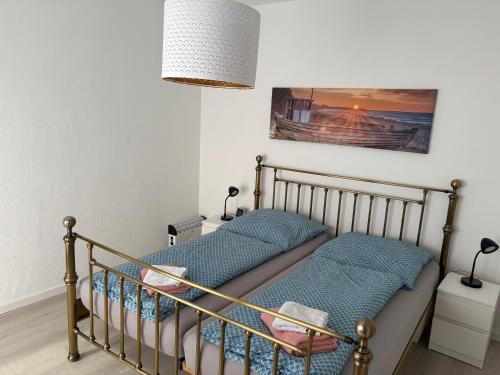 two twin beds in a bedroom with a lamp at Ferienwohnung Lange in Brilon