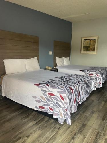 a hotel room with two beds in a room at Delux Inn Cleburne in Cleburne