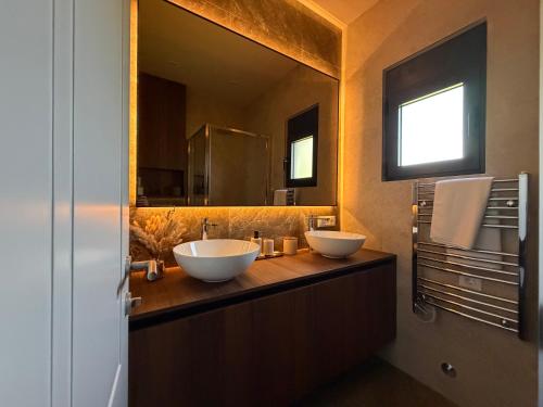 a bathroom with two sinks and a large mirror at Villa MIO in Bar