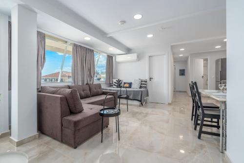 Urban loft with balcony across the Acropolis!