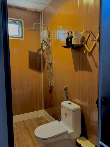 a bathroom with a toilet and a shower at La An Homestay in Vĩnh Hy