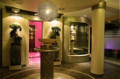 Vannas istaba naktsmītnē DER HEIDEHOF Conference & SPA Resort